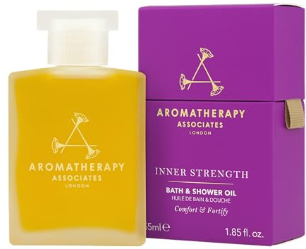 Aromatherapy Associates Inner Strength Olio da bagno e doccia 55 ml, creato dal nostro fondatore per aiutare a vivere i momenti fuori dal blu. Fusione mista a mano di Clary Sage, legno di sandalo e