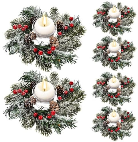 KAHEIGN 8 Pièces Anneaux de Bougie de Noël, 20CM Couronne de Pommes de Pin Baies Rouges Artificielles Bougeoir en Aiguilles de Pin Enneigées pour Piliers Rustique Mariage Noël Fête Table Décoration