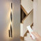 YNDD Wandleuchte Dimmbar mit Fernbedienung, 80cm Lang Wandlampe Innen Schwarz Modern 3000K-6000K 36W LED Linear Wandbeleuchtung Wand Nachttischlampe für Wohnzimmer Schlafzimmer Bettseite Flur Treppe