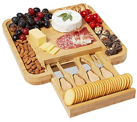 Tagliere Da Formaggio Cheese Board Vassoio Per Formaggi Girevole Set 4 Coltelli E Cassetto Estraibile in Legno Di Bambù Ecologico Con Pialla, Forchetta, Cassetto, 33X33x4cm