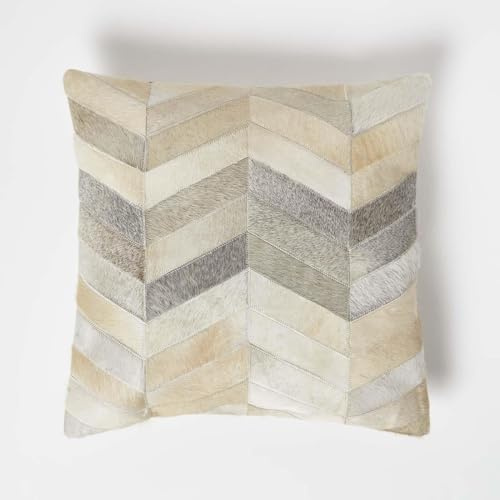 Homescapes Patchwork-Kissen Chevron-Muster, Lederkissen 45x45 cm, Fellkissen Creme-grau-beige, Dekokissen mit Füllung