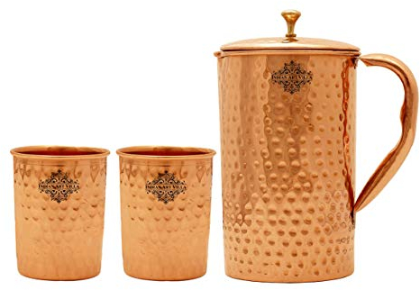 Indian Art Villa Lot de 1 pichet en cuivre martelé de 2 012,8 g avec 2 gobelets en verre de 283,5 g chacun – Stockage d'eau potable pour maison, hôtel, restaurant, vaisselle