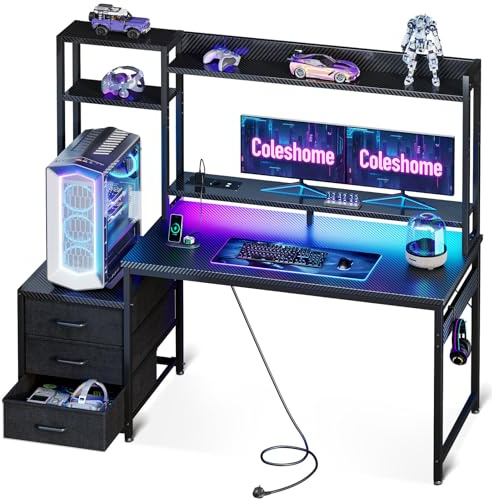 Coleshome Scrivania Gaming con Libreria e Cassetti, 120×48cm Tavolo Gaming con Illuminazione LED & Presa di Corrente, Scrivania Computer con Ripiani di Archiviazione, Nero Fibra di Carbonio