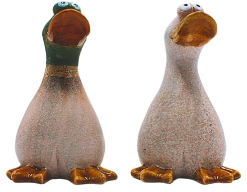 2er Set Dekofiguren Ente, Deko-Enten, Entenfiguren, Gartenfigur Ente, Teichfigur Ente als Kantensitzer aus Steingut in einem Braunton als 2er Set, Größe einer Gartenfigur L/B/H 9 x 10 x 15 cm.