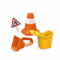 Hape Sandspielzeug-Set „Baustelle“ – 4-teilig mit Baggerschaufel, Baueimer, Baukegeln und Baustellenschild, Robustes Outdoor-Spielzeug, ab 3 Jahren