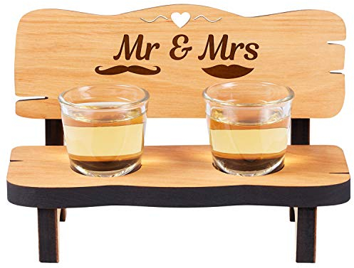 Geschenke 24 Panchina Porta Bicchieri con 2 Bicchierini Liquore Mr & Mrs | Regalo Anniversario Matrimonio, Compleanno, Natale| Idea regalo divertente | 16,5 x 8 x 8 cm