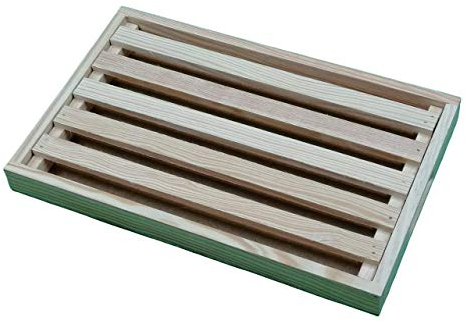 Tabla cortar pan. En pino macizo natural. Medidas: 31 * 20 * 3 cms. Bandeja extraible.
