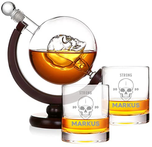 Whisky Skull Karaffe 850 ml Set mit Gravur - Motiv: Totenkopf - 2x personalisierte Whiskeygläser 320 ml, Tumbler - von Hand gefertigt - Holzfuß - Scotch, Bourbon, Rum - Geburtstagsgeschenk