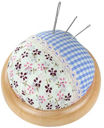 florales Vintage Nadelkissen mit hellem Holzteller (Ø 7 cm), kariert und geblümt, in hellblau