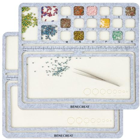 BENECREAT Tappetini con Perline Posteriori Rigide di Grandi Dimensioni, Tappetino Rettangolare in Feltro Grigio, Vassoio per Perline con Griglie A~R Tavole di Progettazione Perline,30x28cm