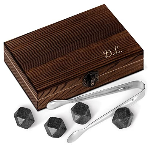 Maverton Set di Pietre da Whisky - Un cofanetto di legno con incisione personalizzata - 6 cubetti di ghiaccio - Riutilizzabili - In granito - Idea per compleanno uomo - iniziali