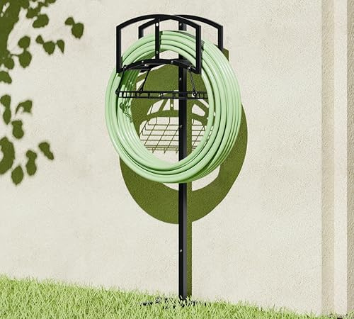 CALIDOLA Soporte para manguera de jardín con cesta de almacenamiento, organizador de manguera independiente resistente, recubierto de polvo negro, diseño desmontable con capacidad para manguera de 150