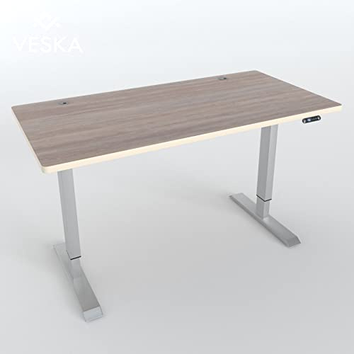 VESKA Höhenverstellbarer Schreibtisch (140 x 70 cm) - Sitz- & Stehpult - Bürotisch Elektrisch Höhenverstellbar mit Touchscreen & Stahlfüßen (Silber/Eiche)