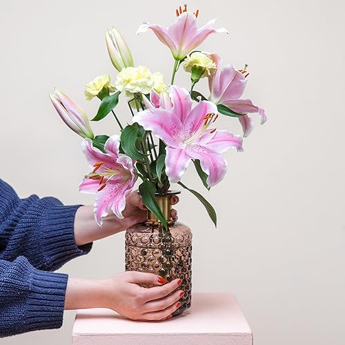 BLOOMY DAYS Frischer Blumenstrauß, Blütentraum, Lilien, Nelken, Eukalyptus, 7-Tage-Frischegarantie, Geschenkidee