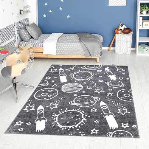carpet city matta barnrum rymd – mörkgrå – 80 x 150 cm – barnmatta kort lugg med stjärnor, raketer, planeter – mjuk lugg