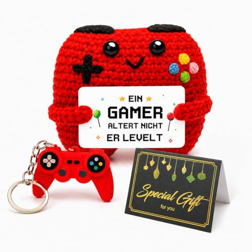 3 Pièces, Manette de Jeu au Crochet, Cadeau Gamer avec Porte-Clés et Carte | Fil crocheté et rembourrage PP; poupée 7,5 cm, porte-clés rouge et carte noire dorée pour décorer un bureau ou offrir.