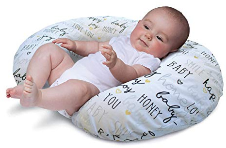 Boppy Cojin de Lactancia para Bebés de 0+ Meses, Forma Ergonómica e Indeformable, Miracle Middle, Almohada y Nido Bebé para la Lactancia Materna o con Biberón - Gris Letras (Hello Baby)