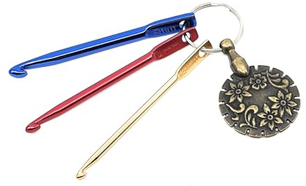Mini Crochet Hook Keyring Set (3mm, 4mm, 5mm) – Aluminum Hooks with Antique Gold Yarn Cutter Pendant – Travel-Friendly Knitting & Crocheting Keychain