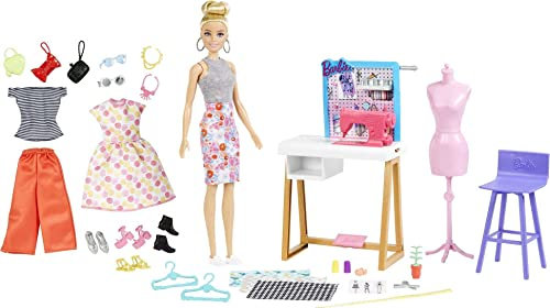Barbie HDY90 - Modedesigner-Puppe (30,40 cm) & Studio, 25+ Design- und Modezubehör, Design-Schreibtisch, Stuhl, Nähmaschine, Stoffmuster, Schaufensterpuppe & mehr, Spielzeug ab 3 Jahren