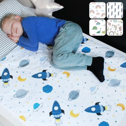 Hygge Sheets® Bettunterlage wasserdicht für Kinder | passend für Baby- & Kinderbett bis 90 cm Breite | Atmungsaktive, waschbare Matratzenauflage bei Inkontinenz mit seitlichem Einschlag | Weltraum