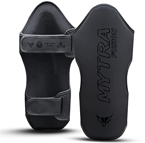 Mytra Fusion espinilleras Kick Boxing espinilleras Cuero Artificial MMA espinilleras Muay Thai, Entrenamiento, Sparring, Kickboxing, Artes Marciales Protector de espinilla (M, Black)