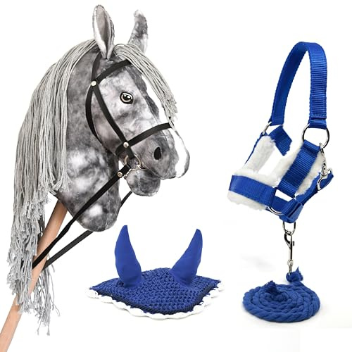 Hobbyhäst grå pommelé med fläns + slipad grimma + snodd + blå mössa. Häst stick med blå tillbehör