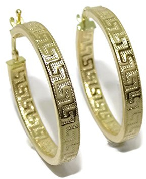 Creolen aus 18-karätigem Gelbgold mit griechischem Muster; 4 mm starkes Vierkantrohr; Außendurchmesser: 3 cm. Einfacher Klickverschluss.