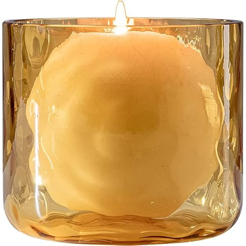 Porta candela di Venini della collezione Night in Venice. Realizzato in vetro con candela sferica inodore di colore ambra. Le dimensioni sono: diam. 12 cm, H. 11 cm. La referenza è 100.85NIVAM.