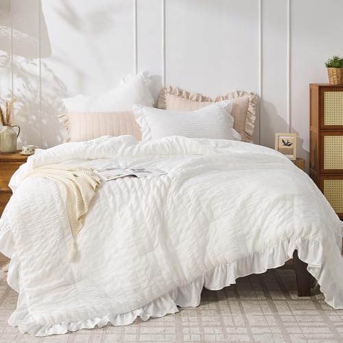 JOLLYVOGUE Juego de edredón tamaño King, edredón blanco de sirsaca de 3 piezas, juego de ropa de cama ligero y esponjoso para todas las estaciones, con 1 edredón con volantes y 2 fundas de almohada