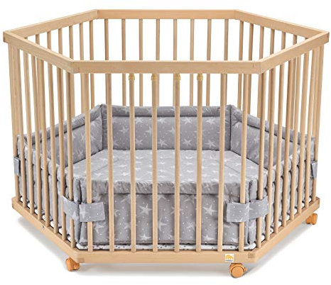 FabiMax Baby Laufgitter 6-eck, stufenlos höhenverstellbar, mit Schlupfsprossen, Laufstall aus massivem Buchenholz (Weiße Sterne)