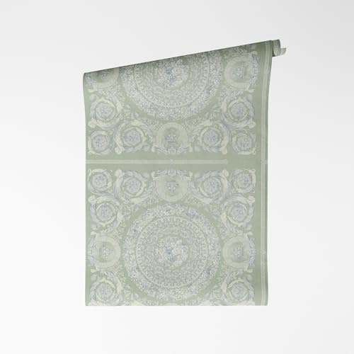 A.S. Création VERSACE VI Heritage non-woven tapet – barockmotiv med Medusa-logotyp, rankor och akanter, vinylyta, barocktapet, geometrisk tapet, 10,05 m x 0,70 m, grön/vit – 791343