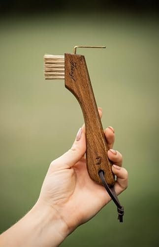 Equimour Personalisierbarer Hufkratzer mit Bürste – Holzbürste mit robustem Haken & festen Borsten für effektive Hufreinigung | Putzzeug & Geschenk für Reiterin, Pferdemädchen & Pferdeliebhaber
