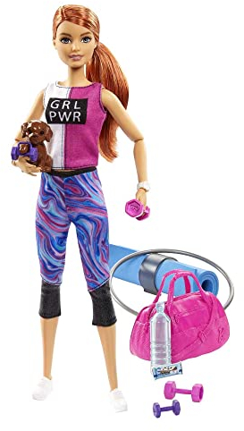 Barbie GJG57 - Wellness Fitness Puppe (rothaarig), mit Hündchen und 9 Zubehörteilen, Spielzeug ab 3 Jahren