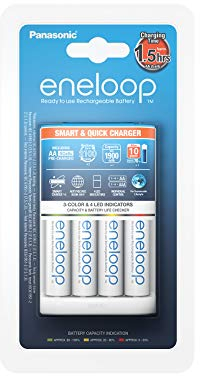 Panasonic eneloop, Intelligentes Schnellladegerät, für 1-4 Ni-MH Akkus AA/AAA, mit LED-Anzeige und Einzelschachtüberwachung, inklusive 4x eneloop, AA Mignon, min. 1900 mAh, 2100 Ladezyklen, weiß