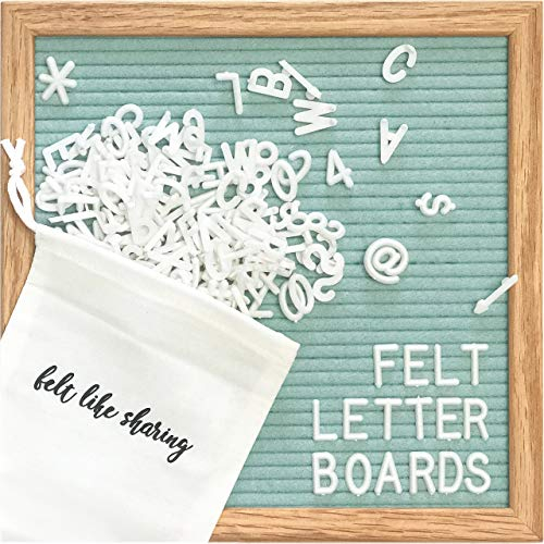 Tablero con letras de fieltro de 25,4 x 25,4 cm.Las tarjetas intercambiables incluyen 300 letras de plástico y marco de roble.
