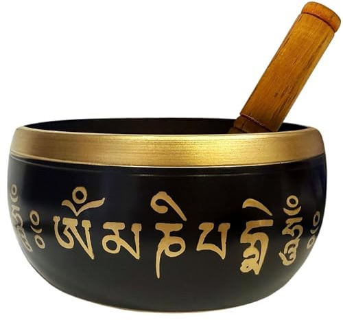 Home Genie Tibetansk sångskål i mässing med träklubba | 13 cm svart ljudskål för meditation, chakra healing, yoga och avkoppling | 13 x 13 x 7 cm | 750 g | Handgjord innergravyr