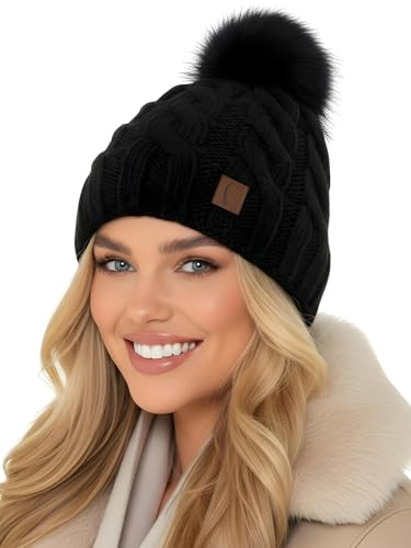 Baesics Wintermütze Schwarz mit Zopfmuster Damen Herren – Gefütterte Bommelmütze mit Kunstfell Pompon, Strickmütze Beanie Stil, Made in EU, One Size, Warm & Elastisch mit Fleecefutter