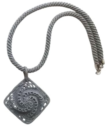 collier au crochet avec pendentif carré en dentelle