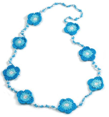 Avalaya Collana lunga fatta a mano con perline di vetro azzurro/acqua/bianco all'uncinetto con fiori azzurri/bianchi, lunghezza 100 cm