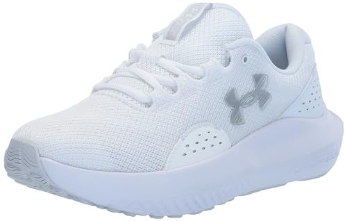 Under Armour UA W Charged Surge 4 Deportivas de mujer, ligeras y transpirables zapatillas para correr, color blanco/neblina distante/plateado metálico