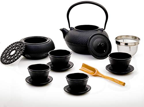 Lumaland Tee Set 12-teilig | 1,4 Liter Gusseiserne Teekanne Tetsubin | Stövchen aus Gusseisen | 4 Teebecher & 4 Untersetzer | Japanisches Teeset Inkl. Bambus Dosierlöffel & Edelstahl Sieb