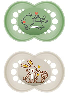 MAM Original Schnuller im 2er-Set, zahnfreundlicher Baby Schnuller aus nachhaltigen & bio-erneuerbaren Materialien, Sauger aus MAM SkinSoft Silikon, mit Schnullerbox, 16+ Monate, Wolf/Hase