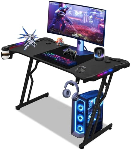 Jaxguom Scrivania Gaming LED 140 x 60cm, Tavolo Gaming Ergonomica, Postazione Gamer con Superficie in Fibra di Carbonio, Scrivania per Computer con Porta Tazza e Gancio per Cuffie, Nero