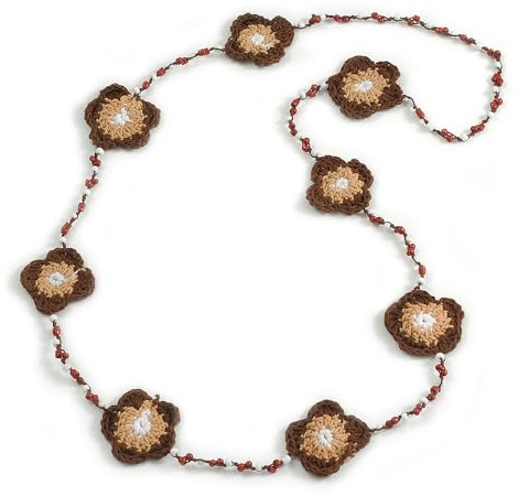 Avalaya Collana lunga fatta a mano con perline di vetro marrone/cammello/bianco all'uncinetto, motivo floreale, marrone cannella/bianco, lunghezza 100 cm