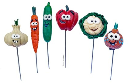 Lot de 6 piquets de sculpture 3D en fruits et légumes, pour étiqueter vos semis/plantes. (Ail, Carotte, Concombre, Poivron rouge, Chou-fleur et Oignon)