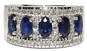 Never say Never Prezioso anello largo in oro bianco 18 carati con 5 zaffiri blu ovali da 1,45 ct e diamanti taglio brillante colore H e 0,40 ct.