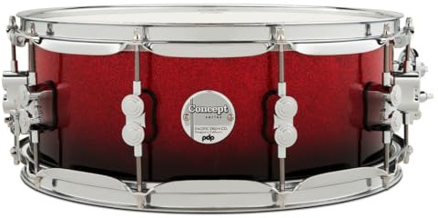 Pacific Drums Concept Maple Snare, 35,6 x 14 cm, Red till Black Fade Lacquer | Har ett 10-lagers europeiskt lönnskal och högkvalitativ DW trumhårdvara