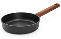 Woll Eco Logic QXR Guss-Flachpfanne - Induktiv -, Ø 20 cm, 5 cm hoch, mit festem nachhaltigem Holzstiel - Geeignet für alle Herdarten, PFAS-frei, Antihaft-Versiegelung, Aluminiumguss, backofenfest