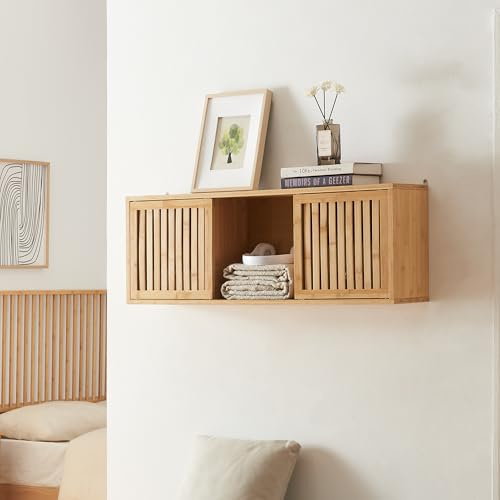 [en.casa] Armadietto da Parete in Bambù con 3 Scomparti e Ante Scorrevoli a Griglia Libreria Semiaperta da Muro Mobile Pensile per Soggiorno Cucina Bagno 93x20x33 cm Naturale
