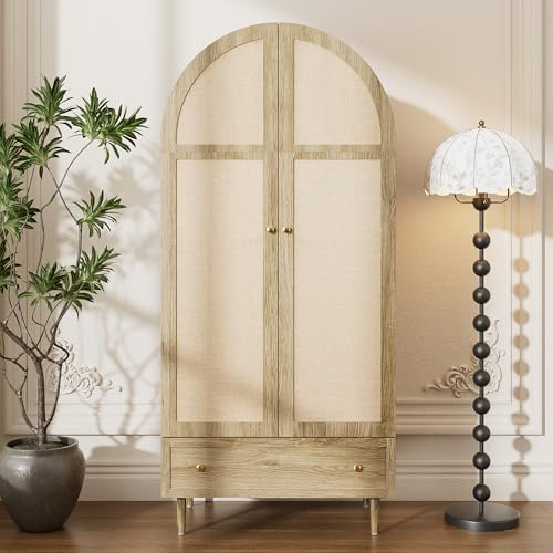 Este elegante armario cuenta con puertas y cajones de tela, un acabado de roble y patas de madera robustas, y ofrece un práctico espacio de almacenamiento para ropa, accesorios y accesorios